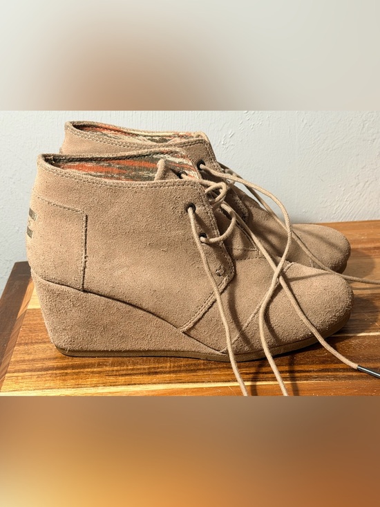 Toms Shoes - Tom’s Size 9 Neutral Suede Lace-Up Desert Boot